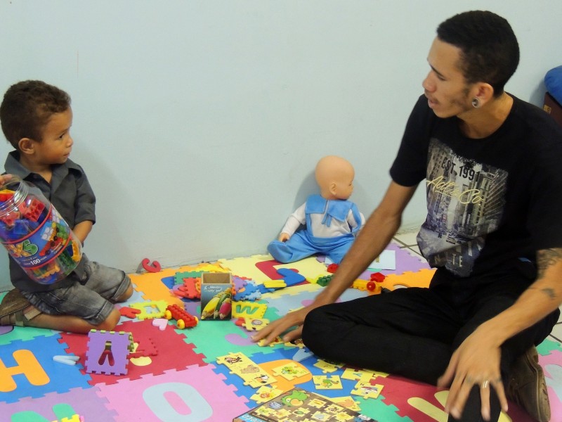 Valnei plays with his son in Brazil