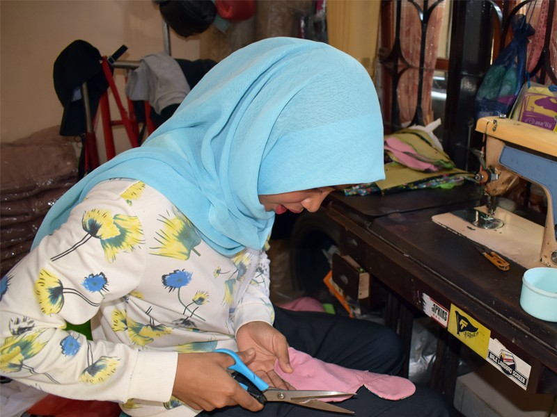 Lia, 27, making one of her reusable pads