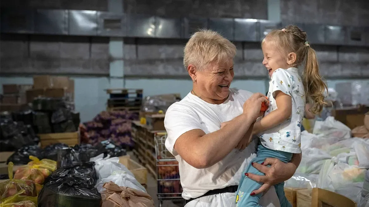 Alyssa, 3, with grandmother Tatiana, 60, who volunteers with our partner Moldova for Peace distributing food and hygiene kits to other Ukranian refugees.
