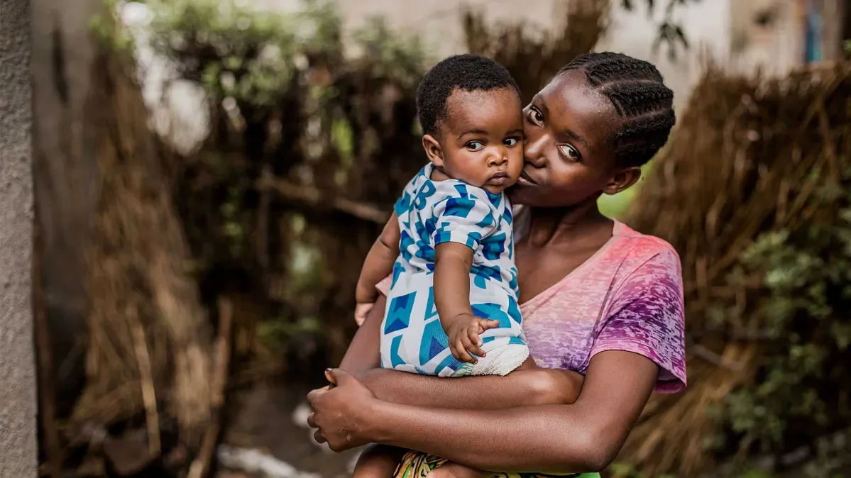 Melissa, 18, holding her baby in Zambia.