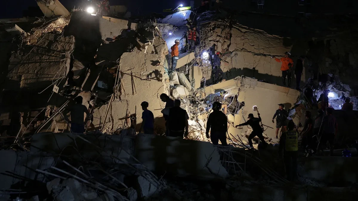 People in Venezuela navigate the rubble, following a large earthquake.