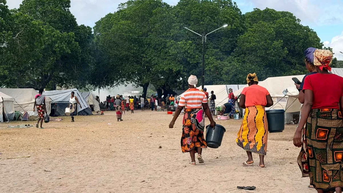 Women on their way to collect water in IDP camp