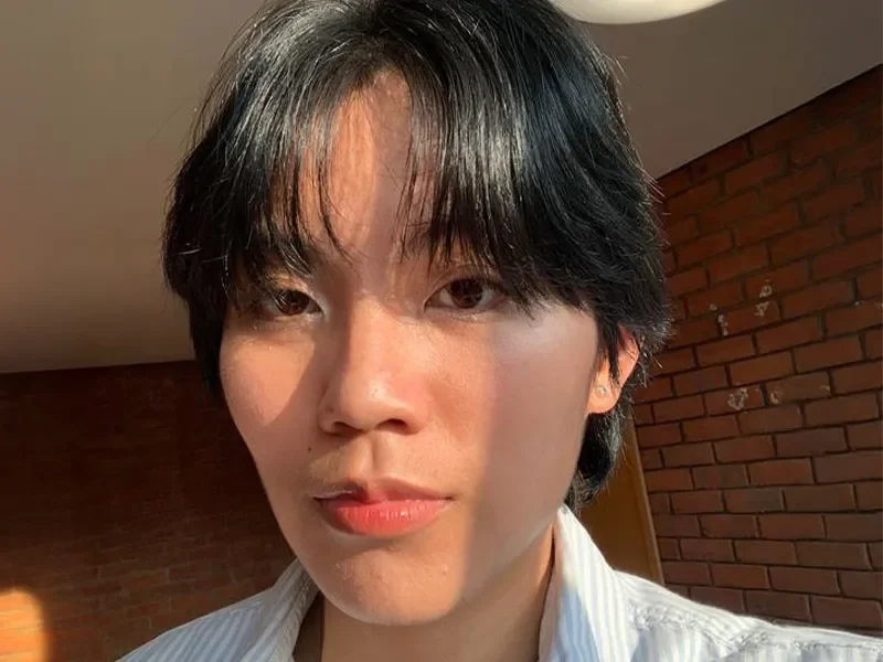 Aneurin selfie photo in front of brick wall.