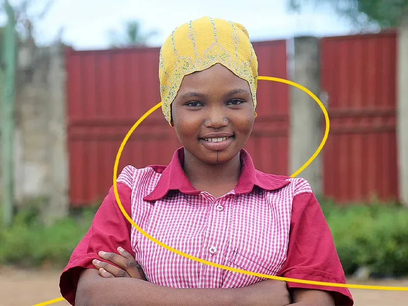 Roumana standing outside with arms crossed and yellow line illustration circling her